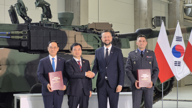 K2전차 2차 이행계약 서명식(사진 왼쪽부터 현대로템 이용배 사장, 안규백 국방부장관, 폴란드 국방장관, 아르투르 쿱텔 폴란드 군비청장) 사진제공=국방부