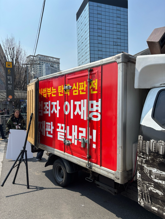 [기자의 눈] 공해 현수막 외국인도 안다