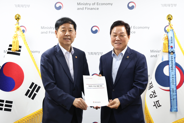 박완수(오른쪽) 경남도지사가 구윤철 경제부총리 겸 기획재정부 장관을 만나 경남도 주요 현안을 설명하고 내년도 국비 반영을 요청하고 있다. 사진 제공=경남도
