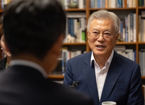 정청래 만난 文 "지방선거까지 잘해주길"…조국 사면 언급 안해