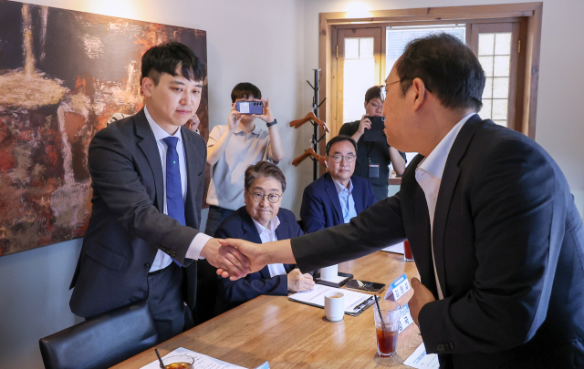 한성존(왼쪽) 대한전공의협의회 비상대책위원장과 김국일 보건복지부 보건의료정책관이 7일 서울 중구 달개비에서 열린 수련협의체 제3차 회의에서 악수하고 있다. 뉴스1