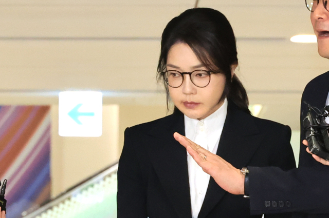 윤석열 전 대통령 부인 김건희 여사가 6일 서울 종로구 KT광화문빌딩 웨스트에 마련된 민중기 특별검사팀에서 피의자 신분으로 조사를 받고 귀가하고 있다. 연합뉴스