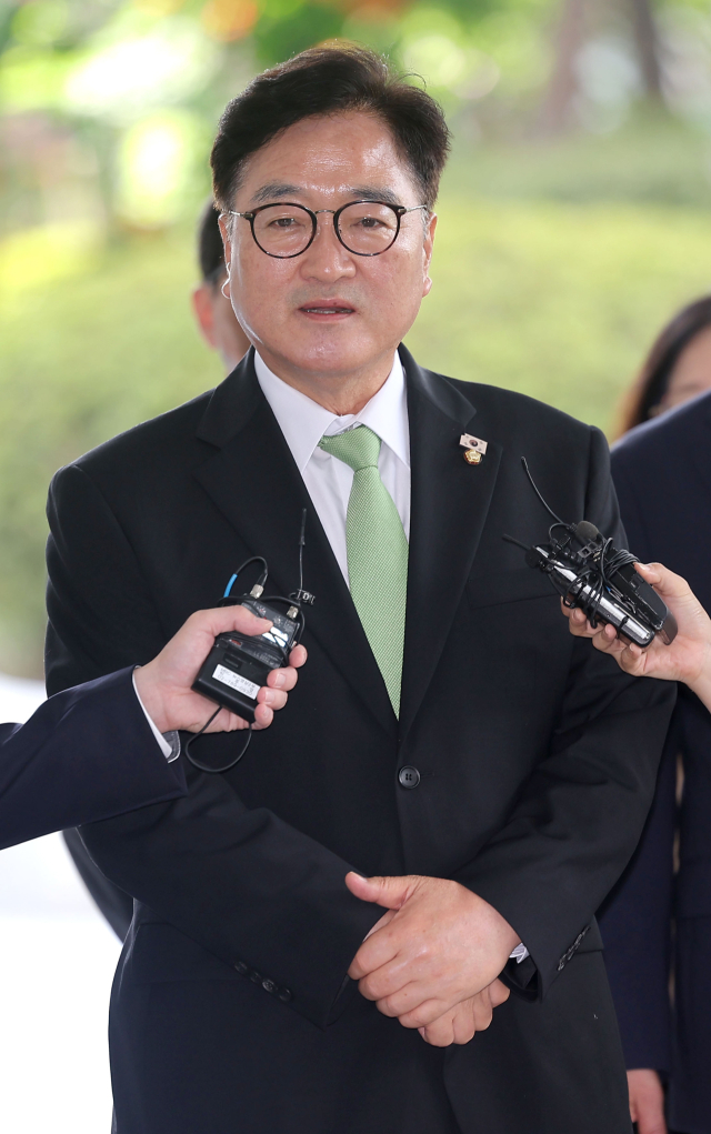 우원식 국회의장이 7일 서울 서초구 서울고등검찰청에 마련된 내란 특검 사무실에 참고인 조사를 받기 위해 출석하며 취재진 질문에 답변하고 있다. 연합뉴스