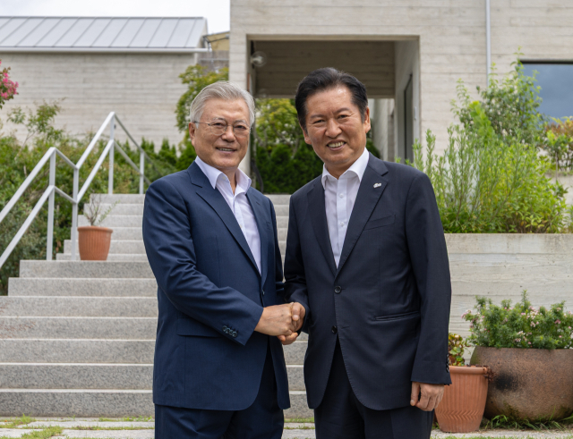 정청래(오른쪽) 더불어민주당 대표가 7일 경남 양산시 하북면 평산마을 문재인 전 대통령 사저에서 문 전 대통령을 예방, 기념 촬영을 하고 있다. 사진 제공=더불어민주당
