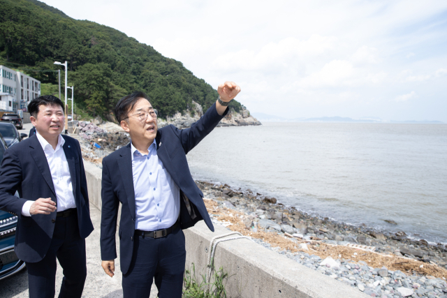김윤덕(오른쪽) 국토교통부 장관이 7일 가덕도신공항 부지조성 예정지를 살펴 보고 있다. 사진 제공=국토교통부