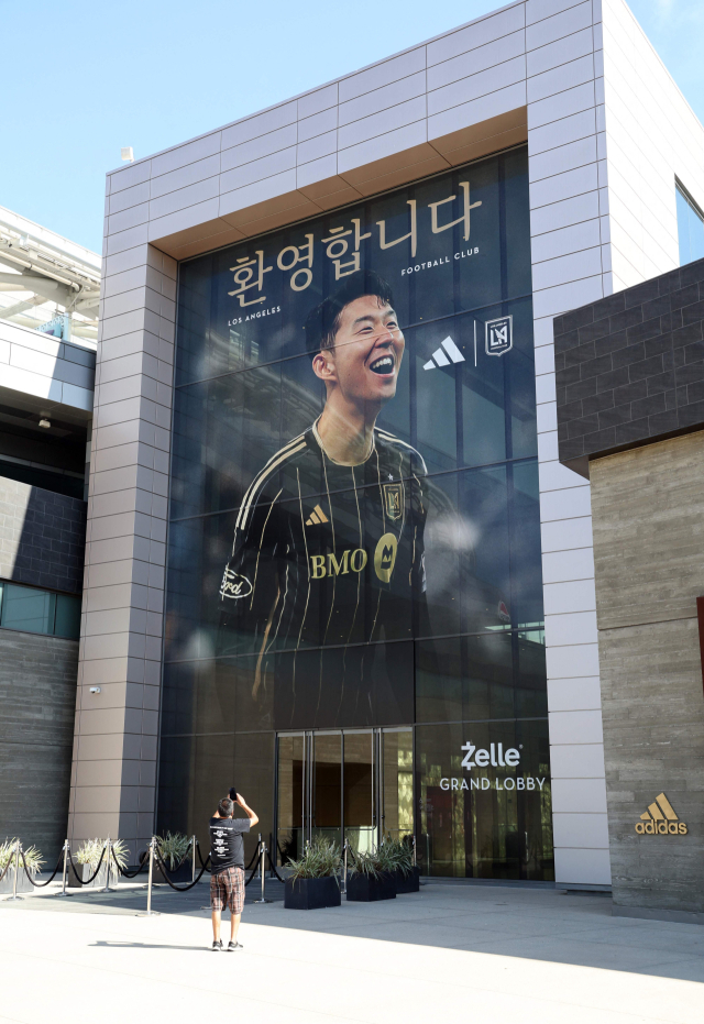 LAFC 홈구장인 BMO 스타디움 입구에 손흥민 영입을 환영하는 플래카드가 걸려 있다. AFP연합뉴스