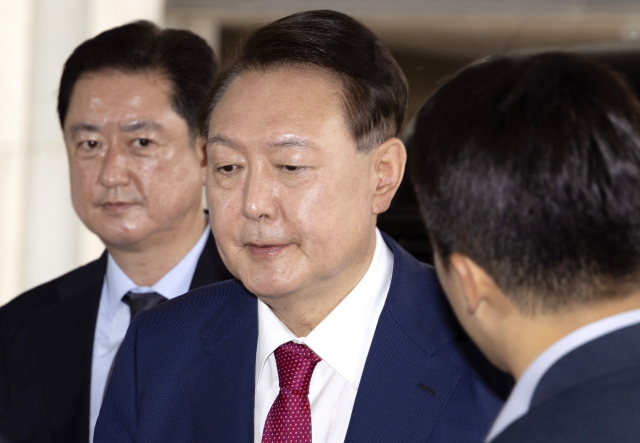 尹 측 “특검, 팔다리 붙잡고 차량 태우려 해”