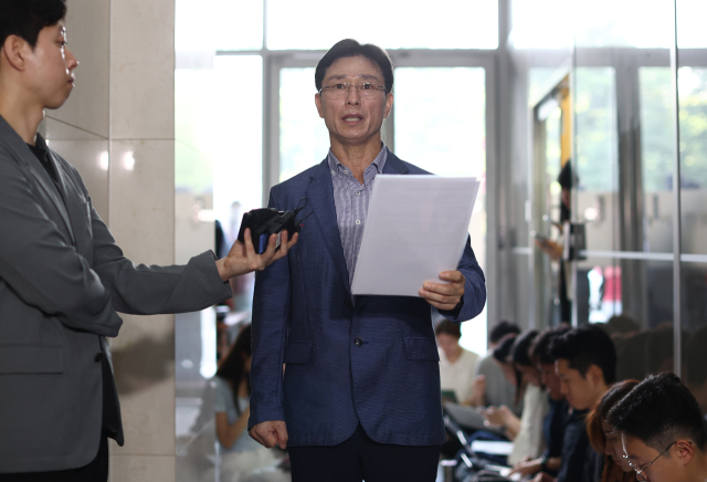 업무상 과실치사 혐의로 고발된 임성근 전 해병대 1사단장이 피의자 신분으로 조사를 받기 위해 7일 서울 서초동 순직해병특검팀으로 출석하며 입장문을 읽고 있다. 연합뉴스