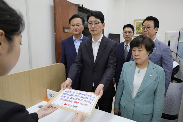 주진우 의원을 비롯한 국회 법제사법위원회 국민의힘 의원들이 7일 서울 여의도 국회에서 ‘이춘석 등 국정기획위원회의 차명 계좌를 통한 미공개 정보 이용 등 불공정거래 행위의 진상 규명을 위한 특별검사 임명 등에 관한 법률안’을 의안과에 제출하고 있다. 오승현 기자