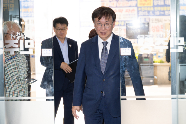 한동수 더불어민주당 윤리심판원장이 7일 서울 여의도 당사에서 열린 윤리심판원 회의에 참석하고 있다. 민주당 윤리심판원은 이날 보좌진 명의의 차명 주식거래를 했다는 의혹이 불거지며 탈당한 이춘석 의원에 대한 징계 절차에 착수했다. 2025.8.7/뉴스1