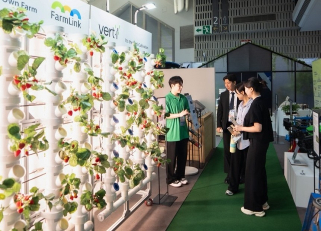 APEC 식량안보장관회의를 앞둔 7일 행사 관계자와 시민들이 인천 송도 컨벤시아 전시장에 마련된 스마트팜 부스를 둘러보고 있다. 사진 제공=농림축산식품부