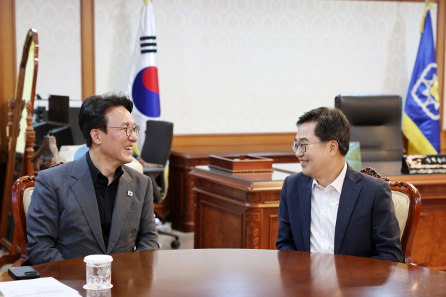 김동연 경기도지사가 7일 정부서울청사에서 구윤철 경제부총리를 만나 도 현안에 대한 국비지원을 요청한 뒤 기념촬영을 하고 있다. 사진 제공 = 경기도