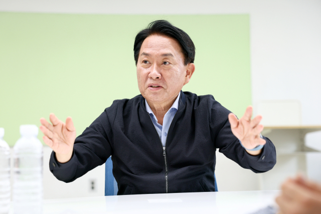 이성헌 서대문구청장이 서울경제신문과 인터뷰를 하고 있다. 사진제공=서대문구