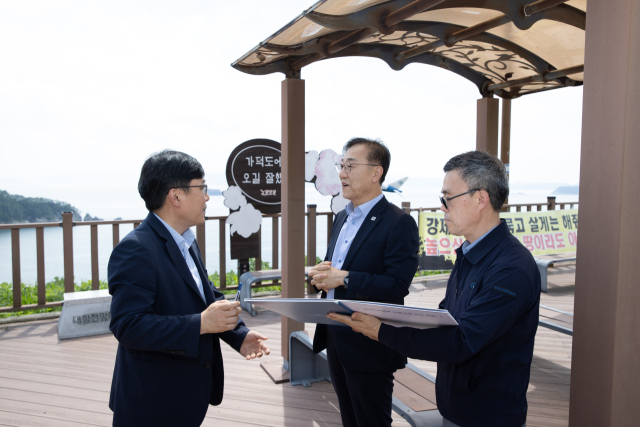 김윤덕(가운데) 국토교통부 장관이 7일 가덕도신공항 부지조성 공사 현장을 찾아 관계자들로부터 보고를 받고 있다. 사진 제공=국토교통부