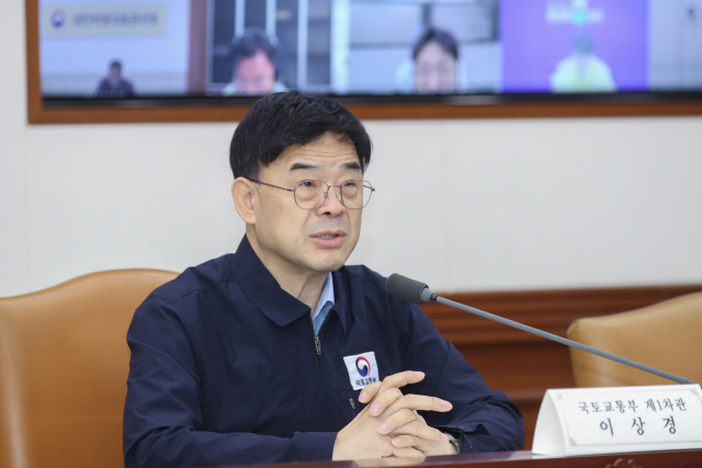 이상경 국토교통부 1차관이 8일 정부서울청사에서 관계 기관과 불법 하도급 단속 방안을 논의하고 있다. 사진 제공=국토교통