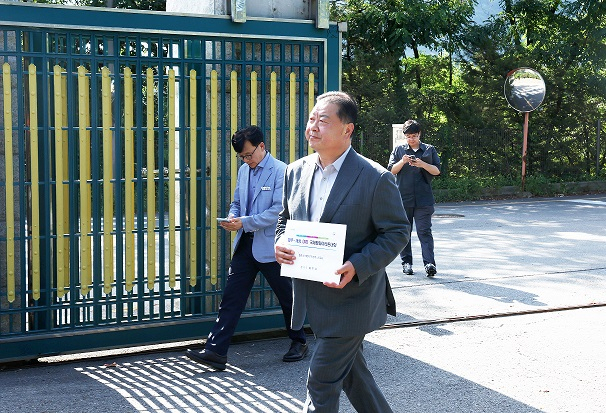 김경일 파주시장이 7일 북한주민접촉신고서를 제출하기 위해 통일부에 들어서고 있다. 사진 제공=파주시