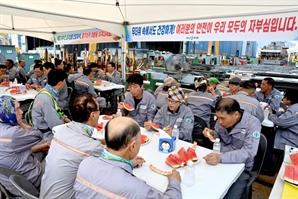 말복 앞두고 수박 300통 전달한 HJ중공업…“현장 근로자 격려 차원”