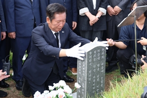 정청래, 5·18 민주묘지 찾아 "광주 영령 뜻대로 내란세력 척결 다짐"