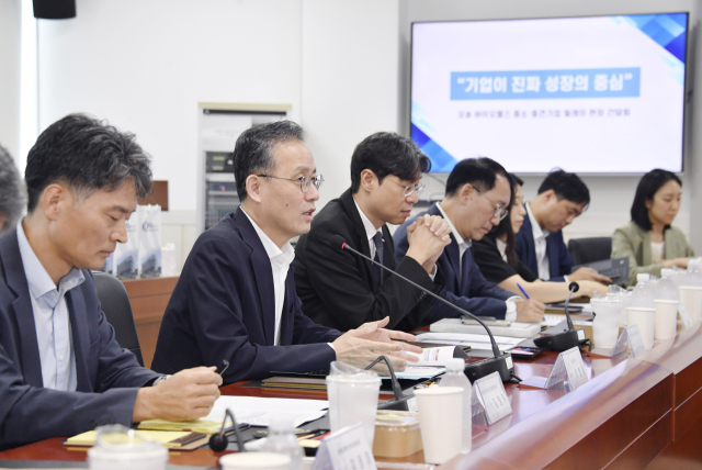 이형일(왼쪽 두번째) 기획재정부 1차관이 8일 충북 청주시 오송첨단의료산업진흥재단에서 '바이오헬스 분야 릴레이 현장 간담회'를 주재하고 있다. 사진 제공=기획재정부