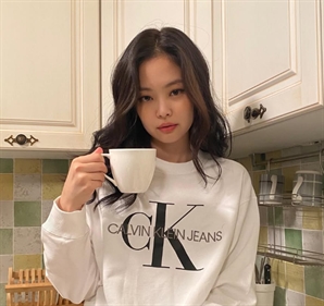 "요즘 누가 커피를 마셔요"…제니도 푹 빠진 '녹색 음료' 나오기만 하면 '대박'