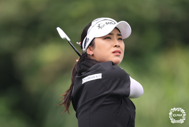 윤이나가 8일 제주삼다수 마스터스 2라운드 17번 홀에서 티샷을 하고 있다. 사진 제공=KLPGA
