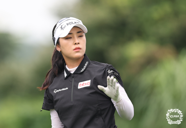 2타 차 단독 선두에 나선 윤이나. 사진 제공=KLPGA