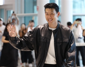 "손흥민이 우산을 들어줘야 했던 걸까"…결국 외신도 주목한 한국 '젠더 갈등'