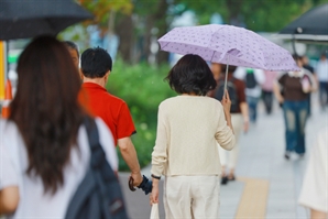[오늘의 날씨] 말복인 주말, 남부·제주 집중호우…전남 해안 200㎜↑