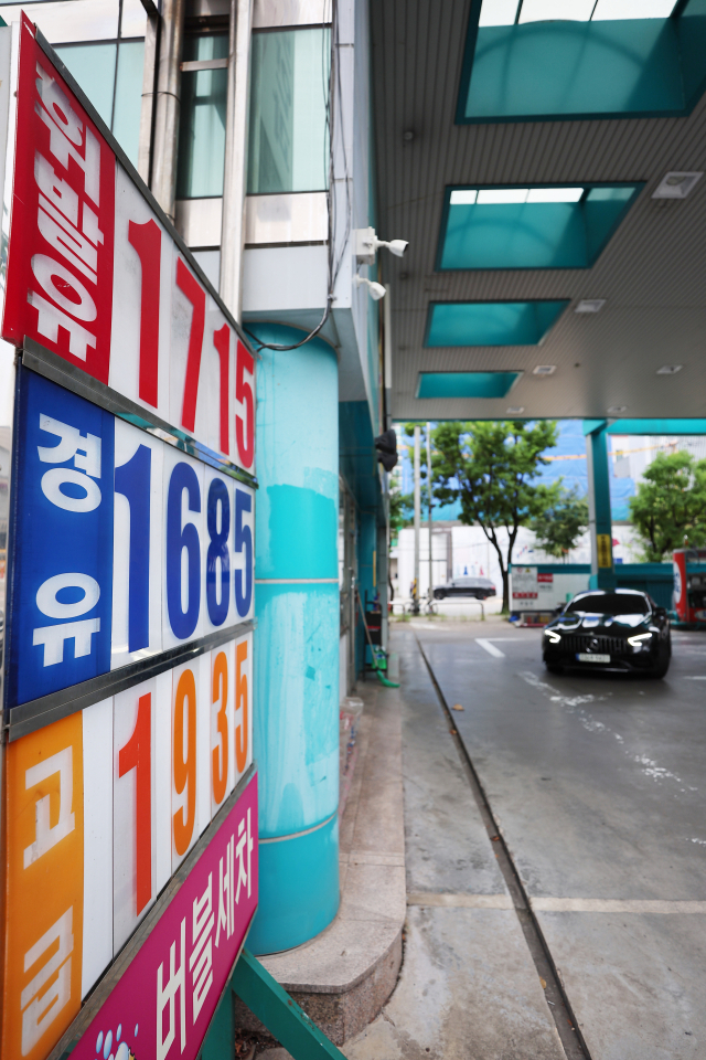 3일 서울 시내 한 주유소에 유가 정보가 표시돼 있다. 연합뉴스