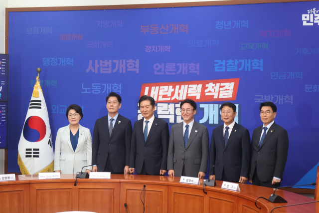 정청래 민주당 대표와 권향엽 의원(민주당 대변인)이 지난 5일 김민석 국무총리를 접견하고 기념촬영을 하고 있다. 권향엽 의원 페이스북