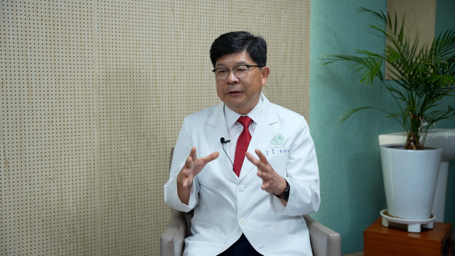 국내 대장암 수술 분야의 권위자인 정순섭 이대목동병원 외과 교수(대한대장항문학회 이사장)는 한국 의사의 대장암 술기가 '세계 1등'이라고 자부한다. 최소침습수술이 발전하면서 하부 대장암인 직장암에서도 항문을 살릴 수 있게 됐다. /'지금, 명의' 영상 캡처