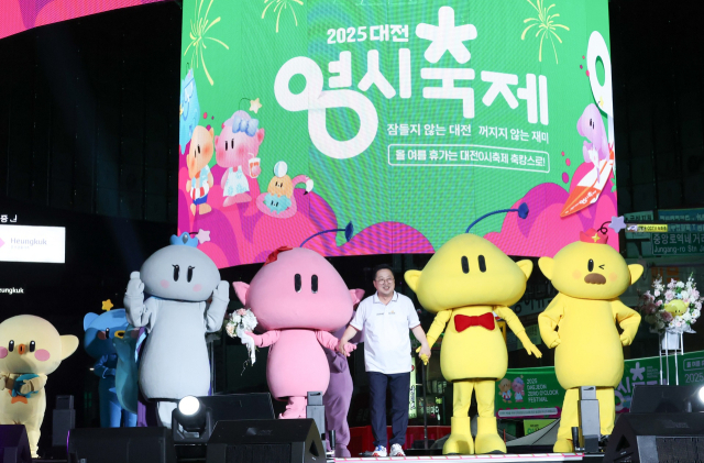 이장우 대전시장이 꿈돌이 가족과 축제를 기념하고 있다. 사진제공=대전시