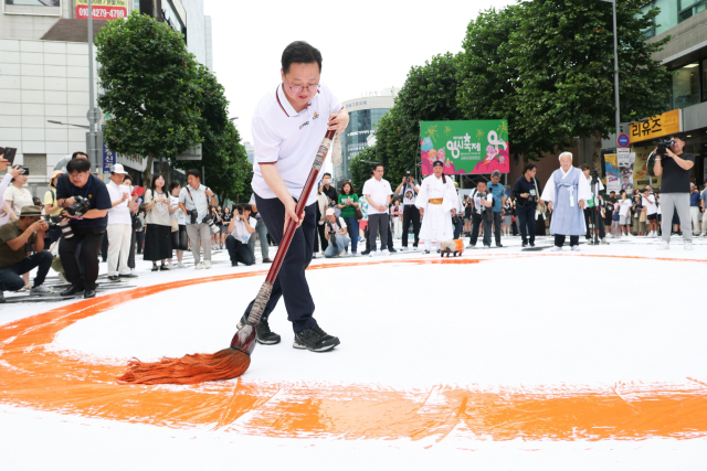 이장우 대전시장이 축제 성공을 기원하는 붓글씨 퍼포먼스를 하고 있다. 사진제공=대전시