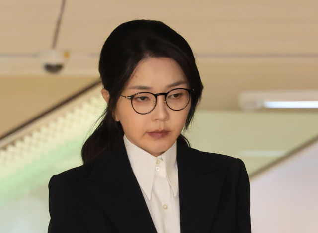윤석열 전 대통령 부인 김건희 여사가 6일 서울 종로구 KT광화문빌딩 웨스트에 마련된 민중기 특별검사팀에서 피의자 신분으로 조사를 받고 귀가하고 있다. 연합뉴스