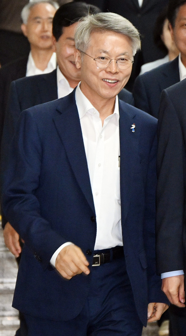 민형배 더불어민주당 의원이 4일 서울 여의도 국회에서 열린 비공개 의원총회에 참석하고 있다. 이날 정청래 신임 대표는 민 의원을 검찰개혁특별위원회 위원장으로 임명했다. 오승현 기자 2025.08.04