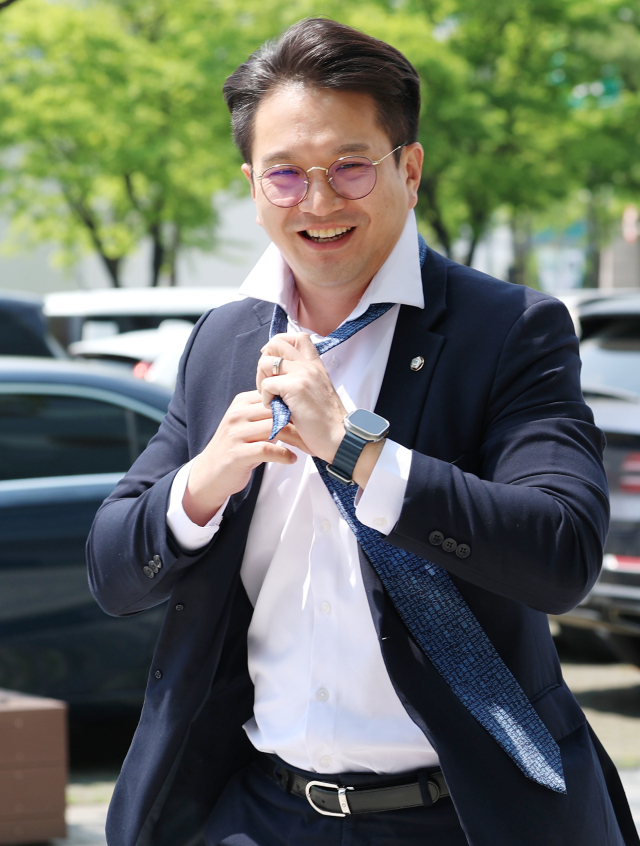 전용기 더불어민주당 의원이 방송 녹화를 위해 7일 서울 양천구 SBS 방송센터에 도착해 넥타이를 매며 스튜디오로 이동하고 있다. 2025.5.7/뉴스1