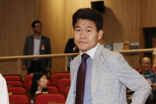 전한길 씨가 이달 4일 서울 여의도 국회 의원회관에서 투게더포럼이 주최한 김문수 국민의힘 당대표 후보 지지 행사인 시국토론회에 참석하고 있다. 연합뉴스