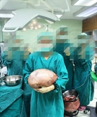 얼마나 먹었길래…30대 여성 뱃속에서 나온 8kg짜리 정체가