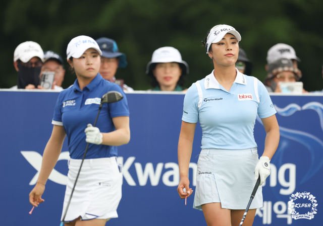 동반 라운드를 하고 있는 고지원(왼쪽)과 윤이나. 사진 제공=KLPGA
