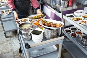 "진짜 잘하겠습니다" 단 하루 만에…이번엔 잔반 반찬통에 넣다 '딱' 걸렸다