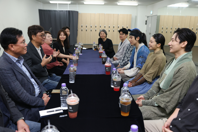 최휘영 문화체육관광부 장관이 9일 뮤지컬 ‘스웨그에이지 외쳐, 조선!’ 출연진과 관계자를 만나 의견을 나누고 있다. 사진 제공=문체부