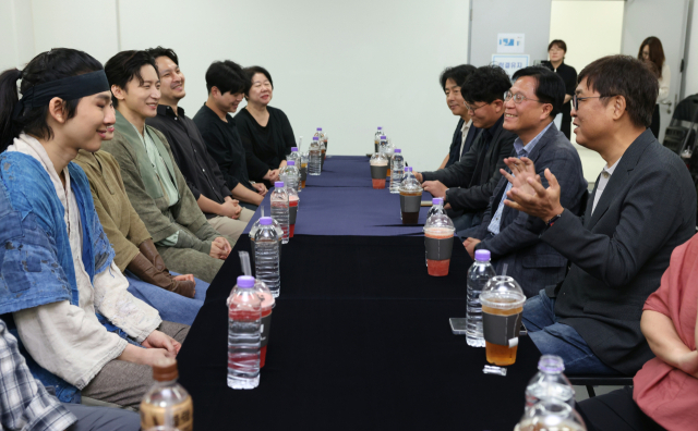 최휘영 문화체육관광부 장관이 9일 뮤지컬 ‘스웨그에이지 외쳐, 조선!’ 출연진과 관계자를 만나 의견을 나누고 있다. 사진 제공=문체부
