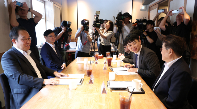 한성존(오른쪽) 대한전공의협의회 비상대책위원장과 김국일(왼쪽) 보건복지부 보건의료정책관이 지난 7일 서울 중구 달개비에서 열린 수련협의체 제3차 회의에서 대화하고 있다. 뉴스1