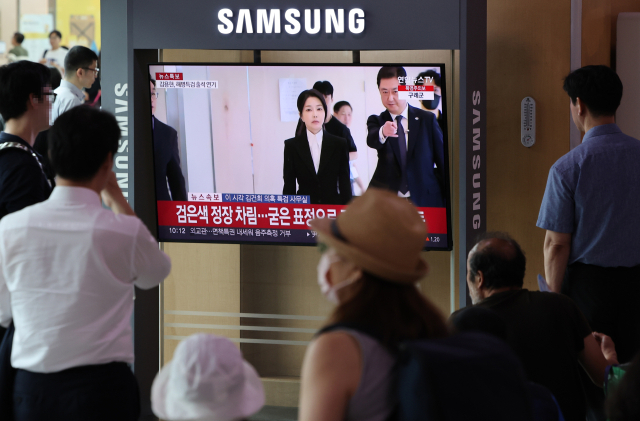 지난 6일 서울역에서 시민들이 윤석열 전 대통령의 부인 김건희 여사가 각종 의혹 조사를 받기 위해 민중기 특별검사팀에 피의자 신분으로 출석하는 모습을 방송으로 보고 있다. 연합뉴스