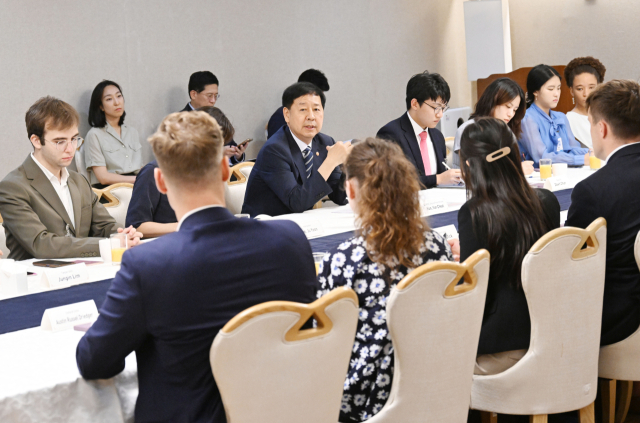 구윤철 부총리 겸 기획재정부 장관이 7일 서울 종로구 정부서울청사에서 AI 경진대회에 참가한 글로벌 대학생들과 대화하고 있다. 사진 제공=기재부.