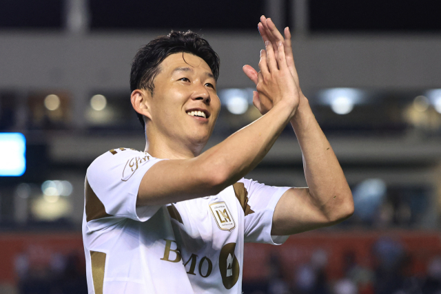 미국프로축구 데뷔전을 치른 뒤 팬들 환호에 화답하는 LA FC 손흥민. AFP연합뉴스