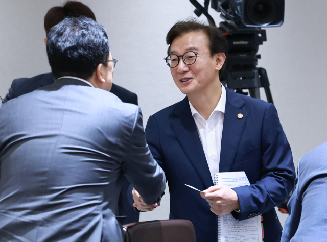 전재수 해양수산부 장관이 29일 서울 용산 대통령실 청사에서 이재명 대통령 주재로 열린 국무회의 시작에 앞서 김병환 금융위원장과 인사하고 있다. 연합뉴스.