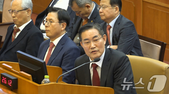 신원식 전 국가안보실장이 지난 2월 11일 서울 종로구 헌법재판소에서 열린 윤석열 대통령 탄핵 심판 7차 변론기일에 증인으로 출석해 질문에 답변하고 있다. 뉴스1