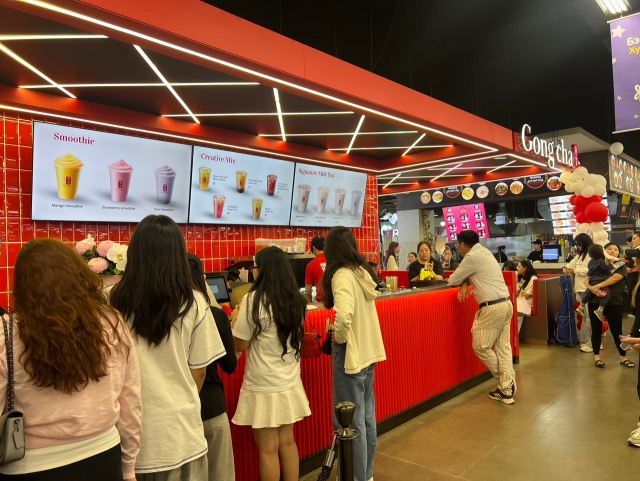지난 7일 울란바토르 시내 이마트 매장 내 몽골 1호점에 오픈한 공차1호점에 고객들이 줄서서 주문하고 있다. 독자 제공