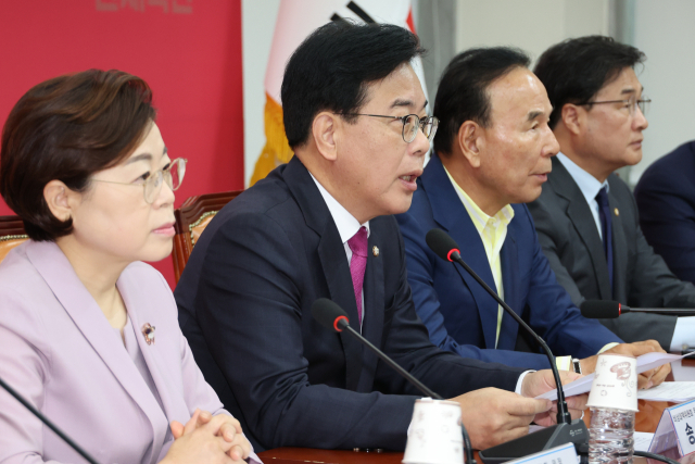송언석(왼쪽 두 번째) 비상대책위원장 겸 원내대표가 11일 서울 여의도 국회에서 열린 비상대책위원회의에서 발언하고 있다. 연합뉴스